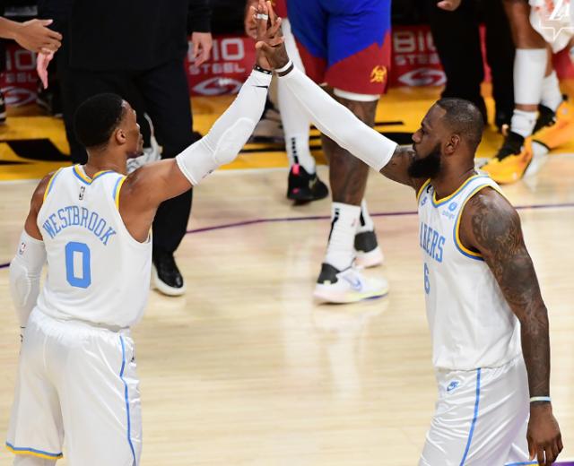 乐鱼体育官网下载-5连败后湖人进攻终回暖 詹姆斯：要相信自己的打法